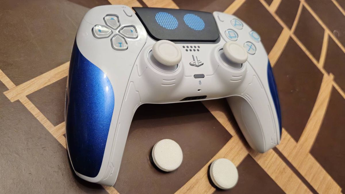 Image taken by writer Rosalie Newcombe of the KontrolFreek Cluch controller grips.