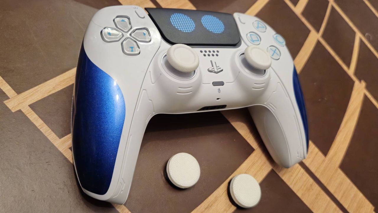 Image taken by writer Rosalie Newcombe of the KontrolFreek Cluch controller grips.