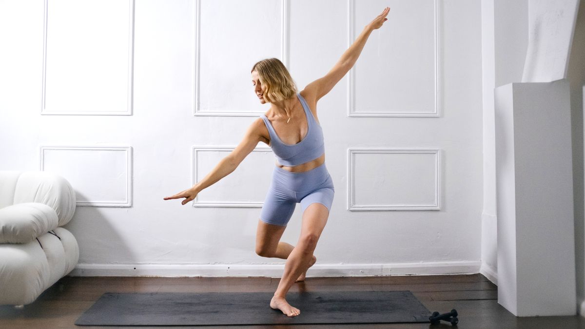 barre instructor Catie Miller performing barre plié to curtsy lunge