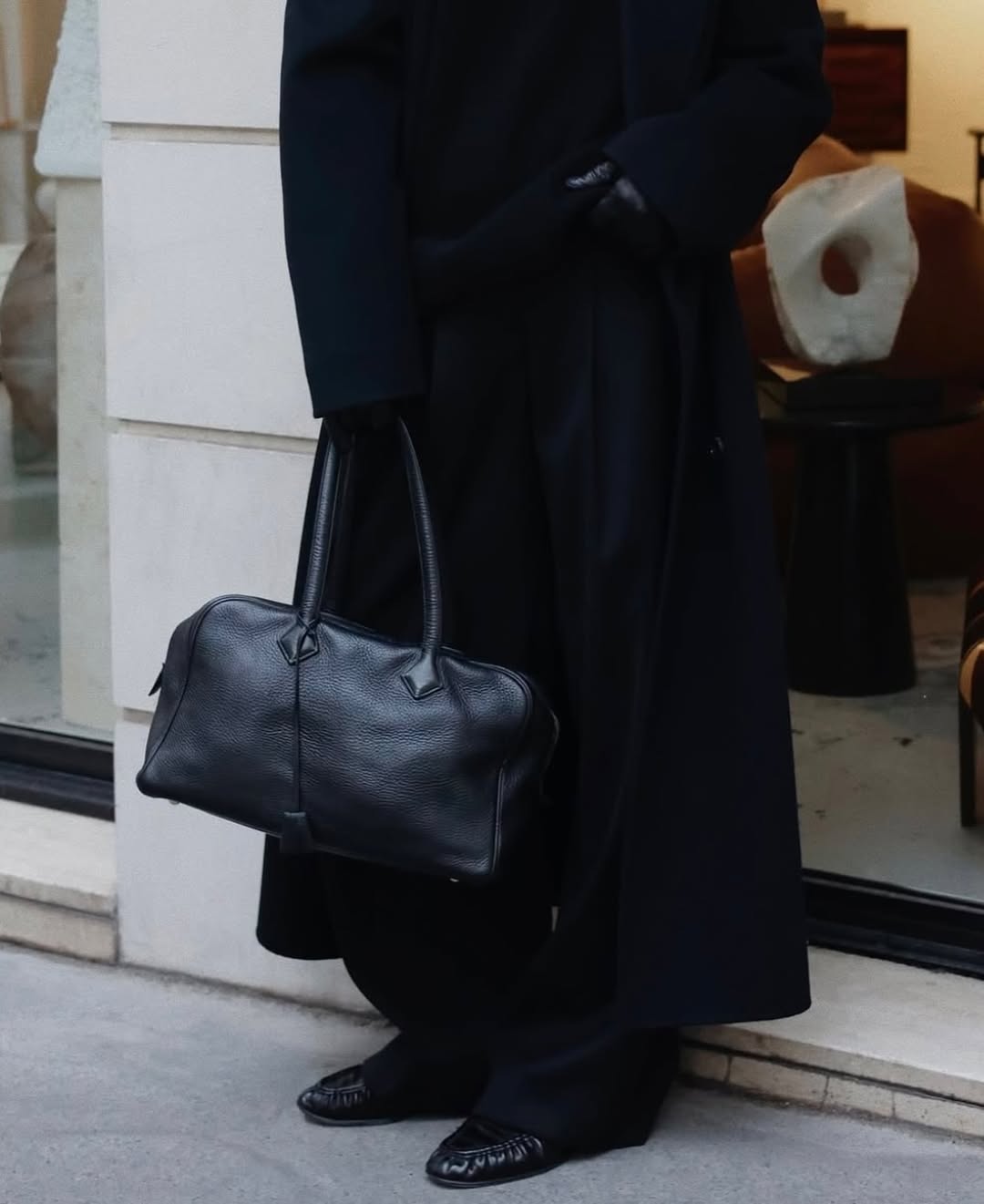 @modedamour wears The Row's soft eel loafers in black