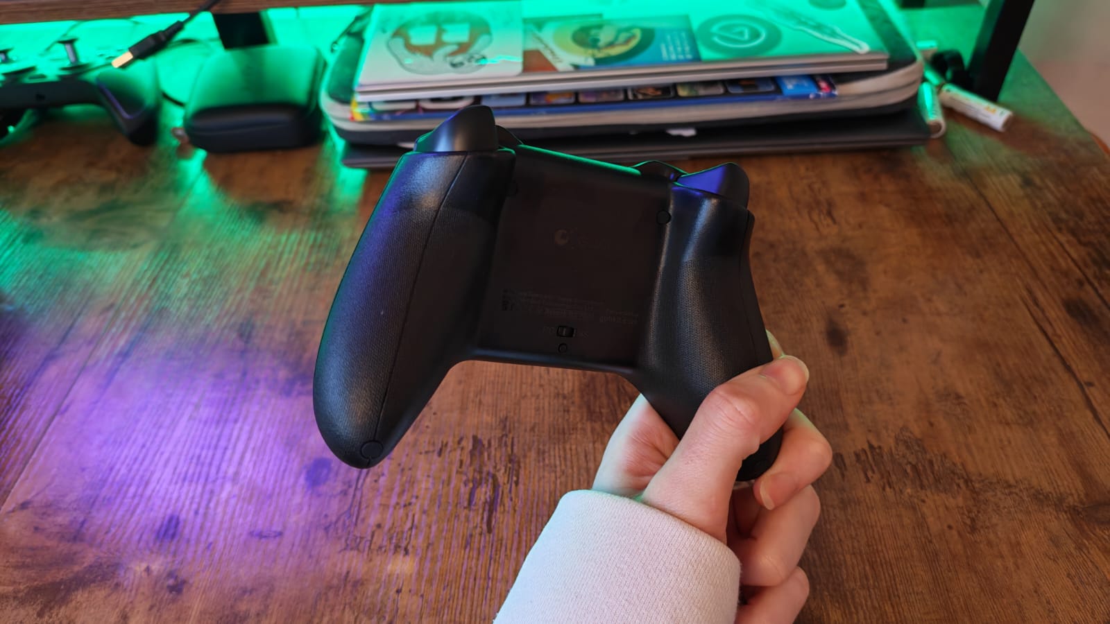 The back of the GuliKit ES Pro