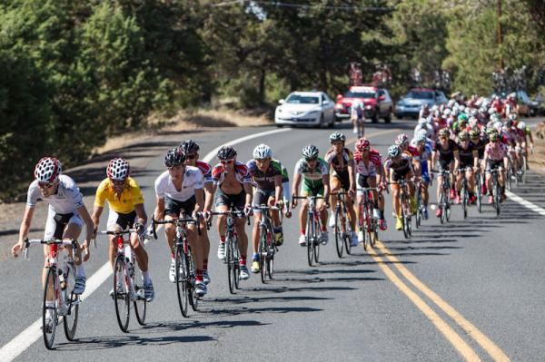 The field comes into the final climb.