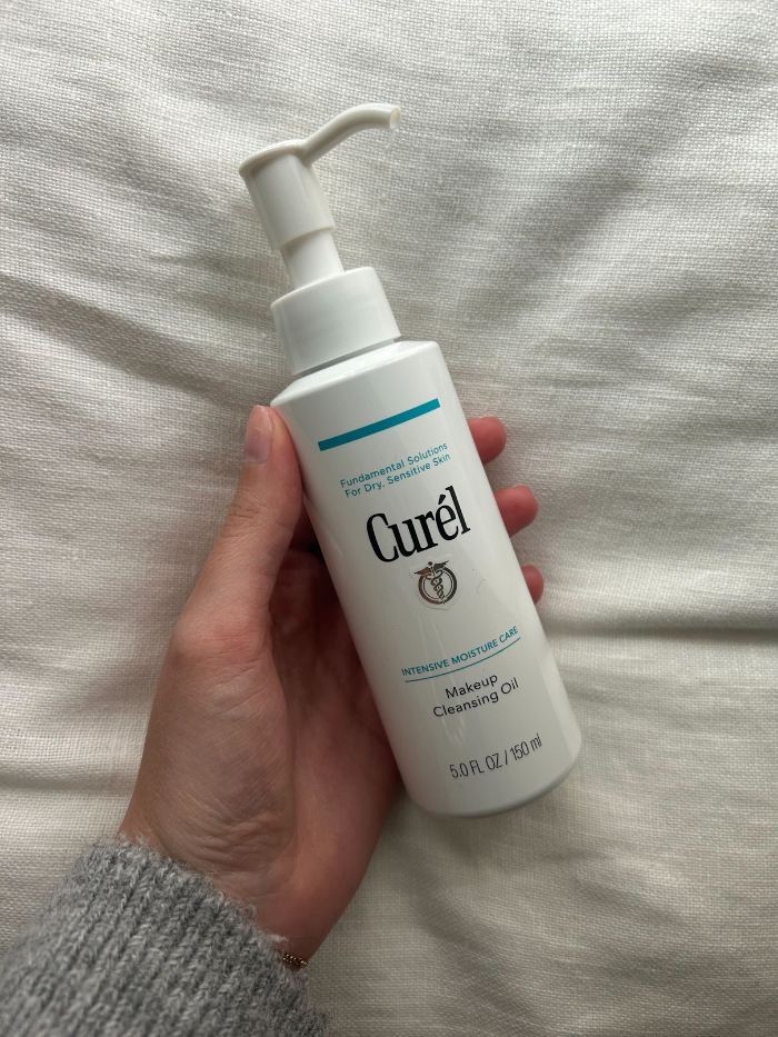 Junior beauty editor Grace Lindsay holding the Curél Makeup Cleansing Oil