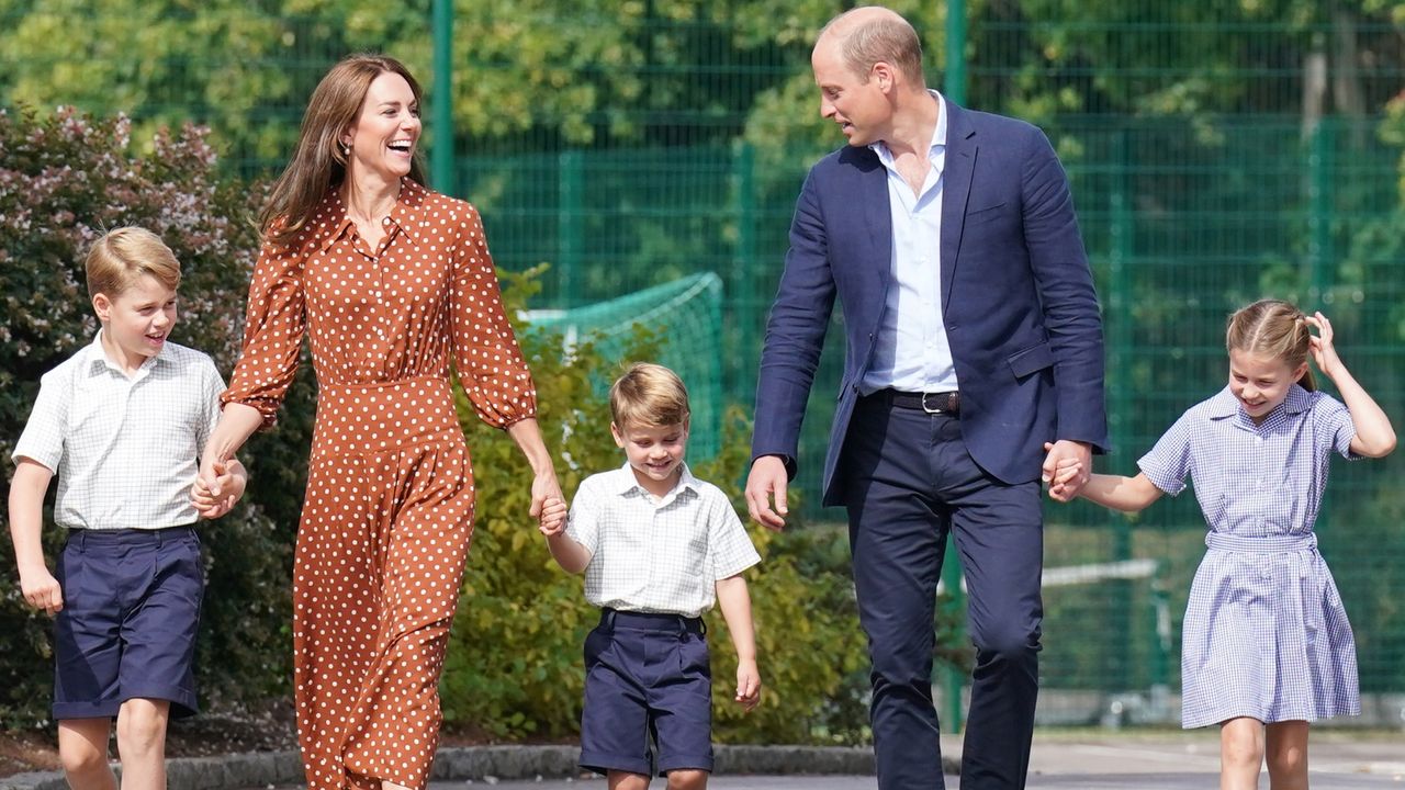  Prince George, Princess Charlotte and Prince Louis (C), accompanied by their parents the Prince William, Duke of Cambridge and Catherine, Duchess of Cambridge, arrive for a settling in afternoon at Lambrook School, near Ascot on September 7, 2022 in Bracknell, England. The family have set up home in Adelaide Cottage in Windsor&#039;s Home Park as their base after the Queen gave them permission to lease the four-bedroom Grade II listed home. 