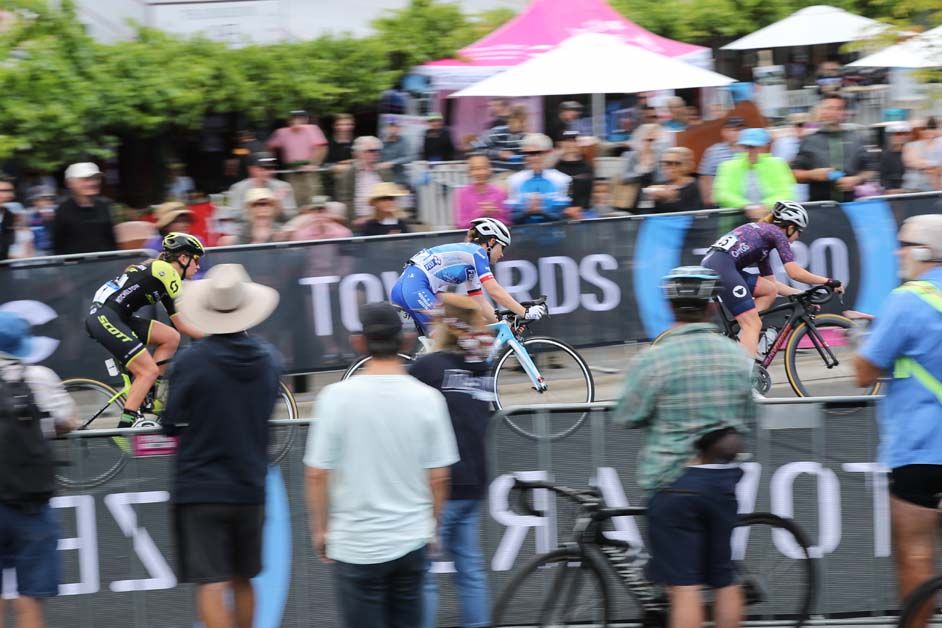 The crowds cheer on the breakaway