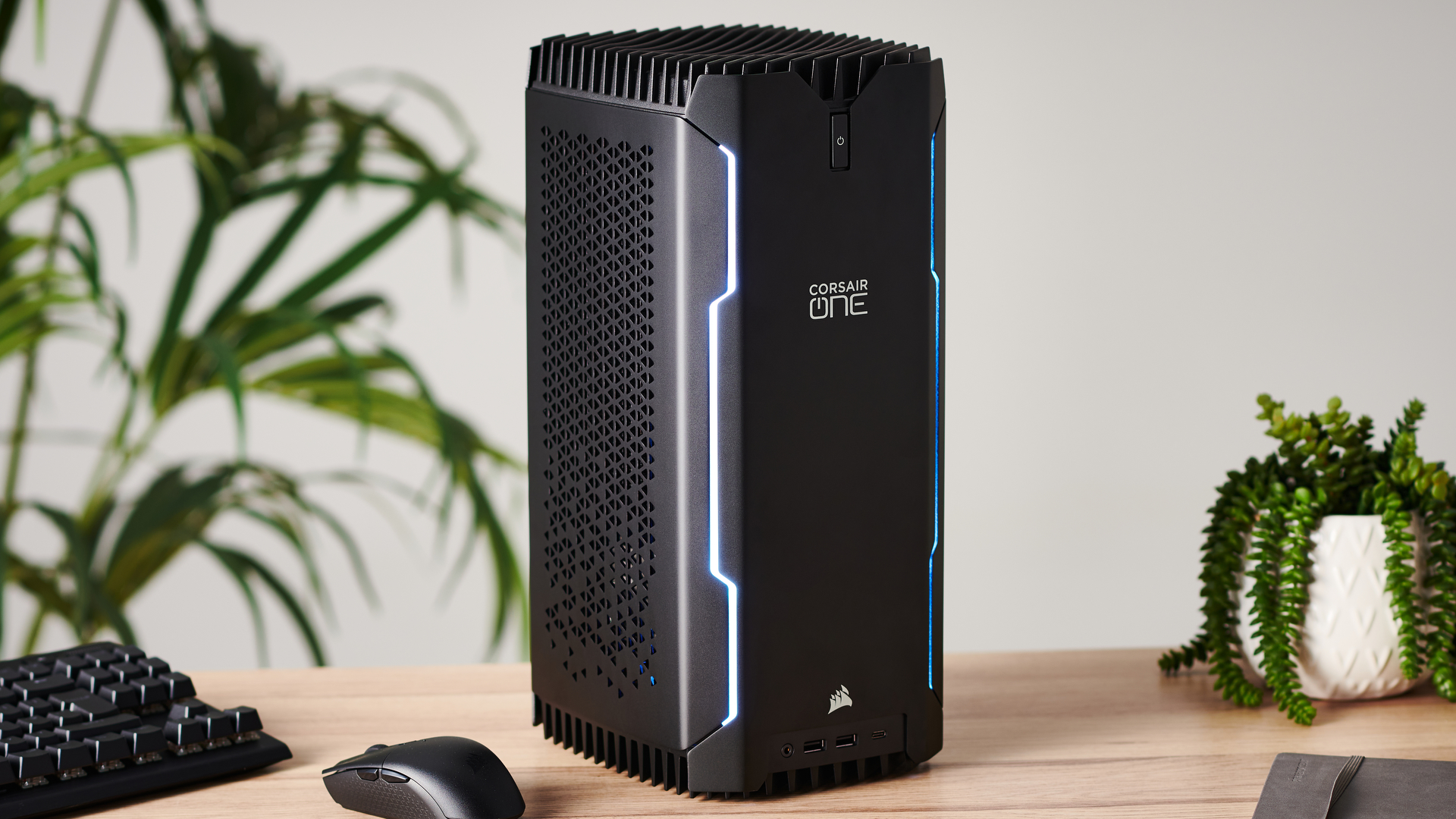 Corsair One i300 bester Gaming PC auf dem Holztisch