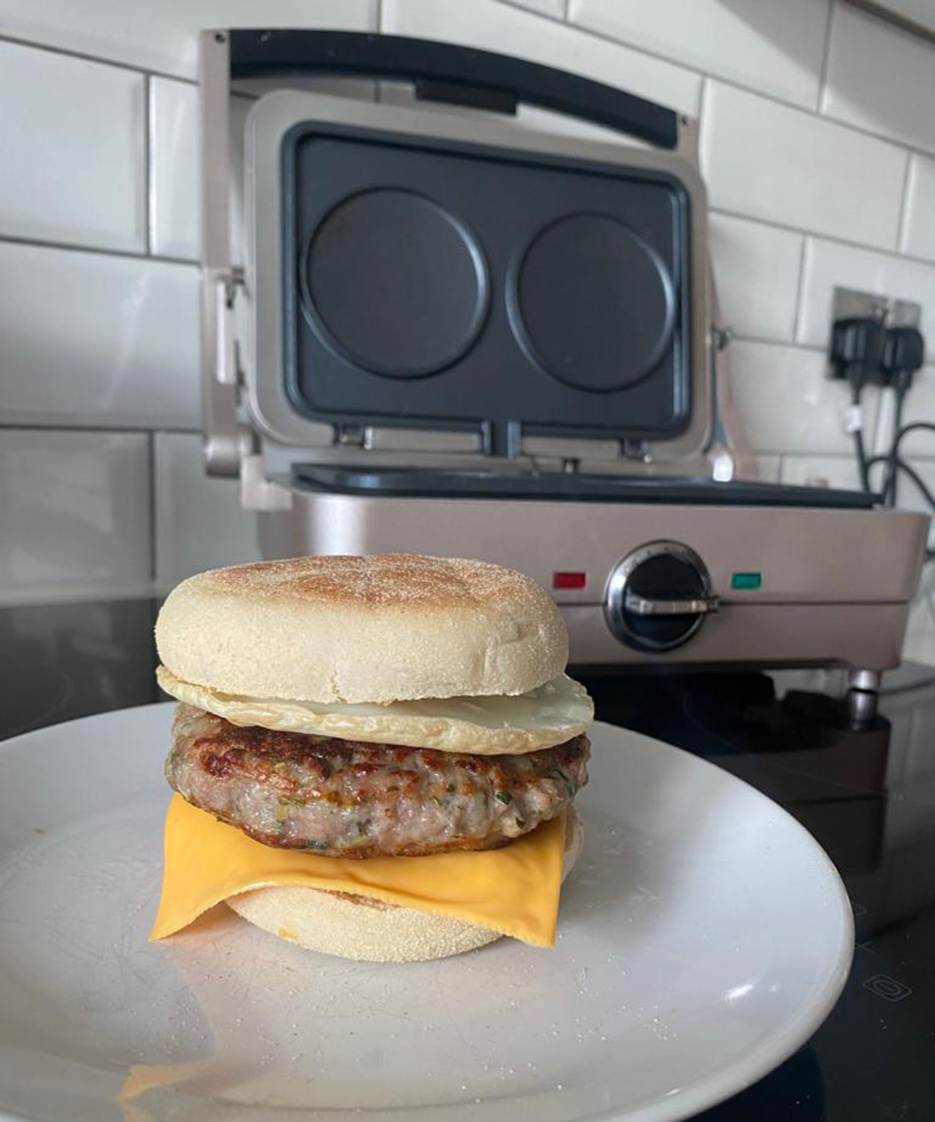 Sosis Buatan Rumah dan McMuffin Telur menggunakan alat Cuisinart Waffle & Pancake Maker