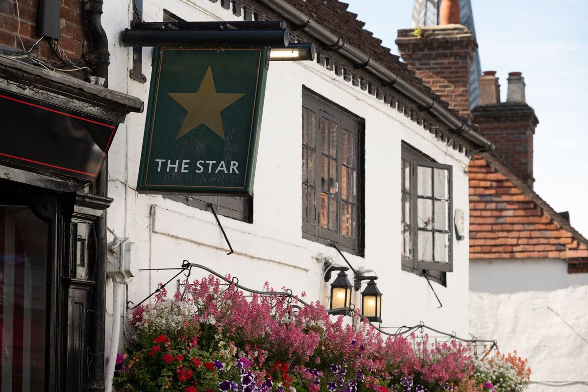 Viltrox AF 90mm F2.2 EVO lens image gallery: a quaint British pub frontage, decorated with flowers and old lamps