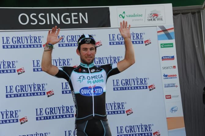 Mark Cavendish steps ont he podium