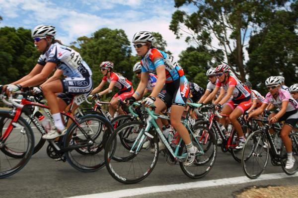 Carlee Taylor (Tibco) leads the bunch, followed by Lauren Kitchen (Jayco-AIS)