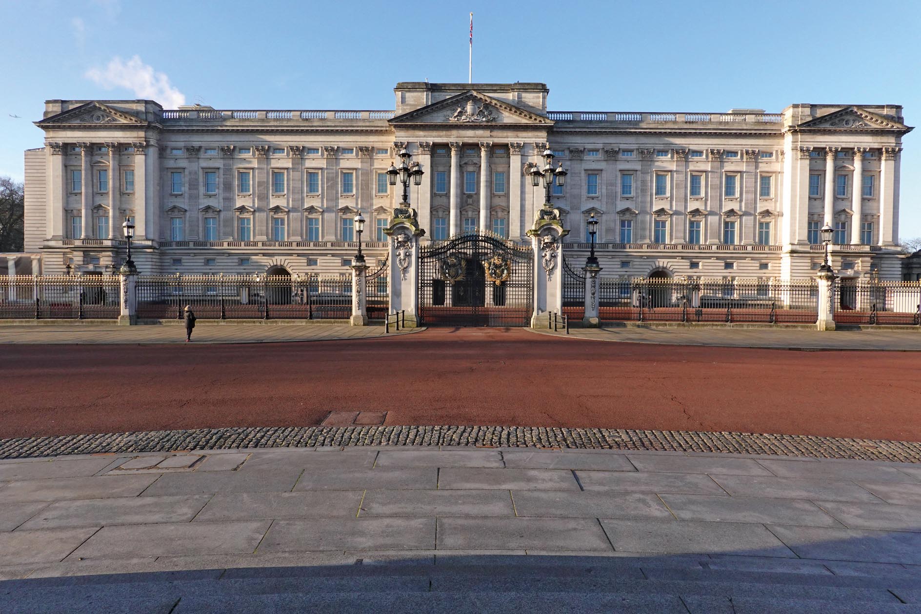 Magnificent—or dull? The façade of Buckingham Palace, refronted by Aston Webb within the constraints of the Victorian conversion by Edward Blore, sparks both admiration and disdain.