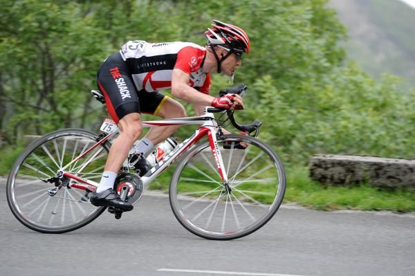 Levi Leipheimer (RadioShack) takes a descent