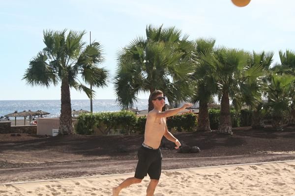 Jakob Fuglsang serves