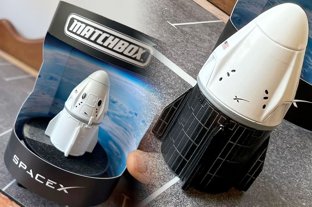 Vista ravvicinata del modello Matchbox della capsula Crew Dragon di SpaceX.