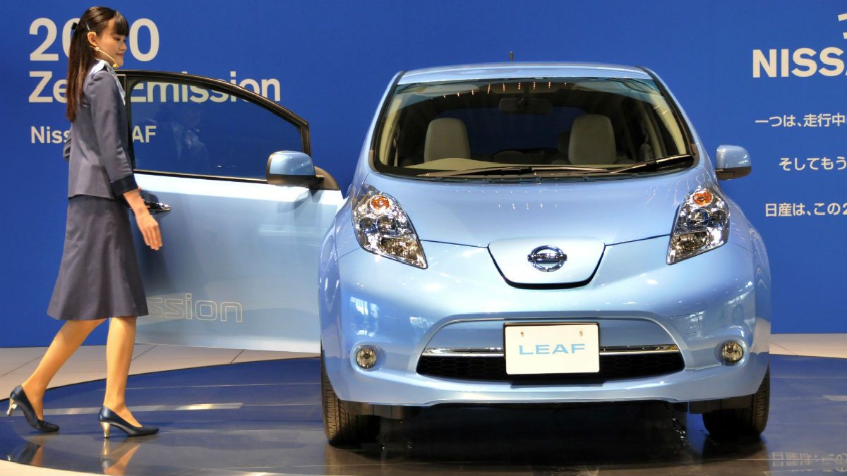 151217-electric-car-nissan.jpg