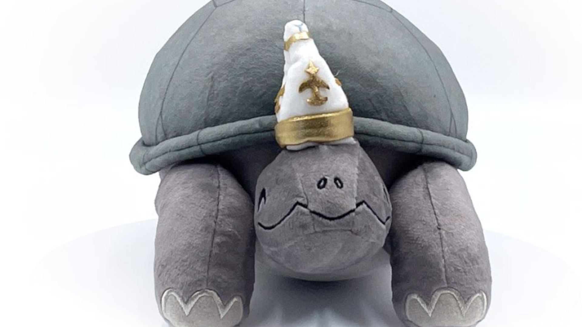 Une Peluche Du Turtle Pope D'Elden Ring, Ressemblant À Un Campeur Heureux.