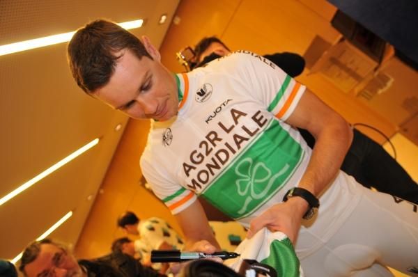 Nicolas Roche signs autographs at the presentation.
