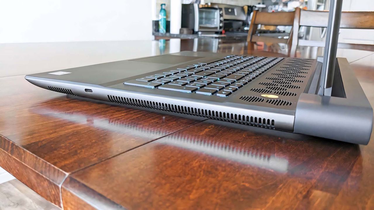 Alienware M18 R2 right port.