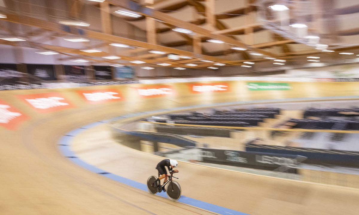 Joscelin Lowden sets new women's UCI Hour Record in 48.405km