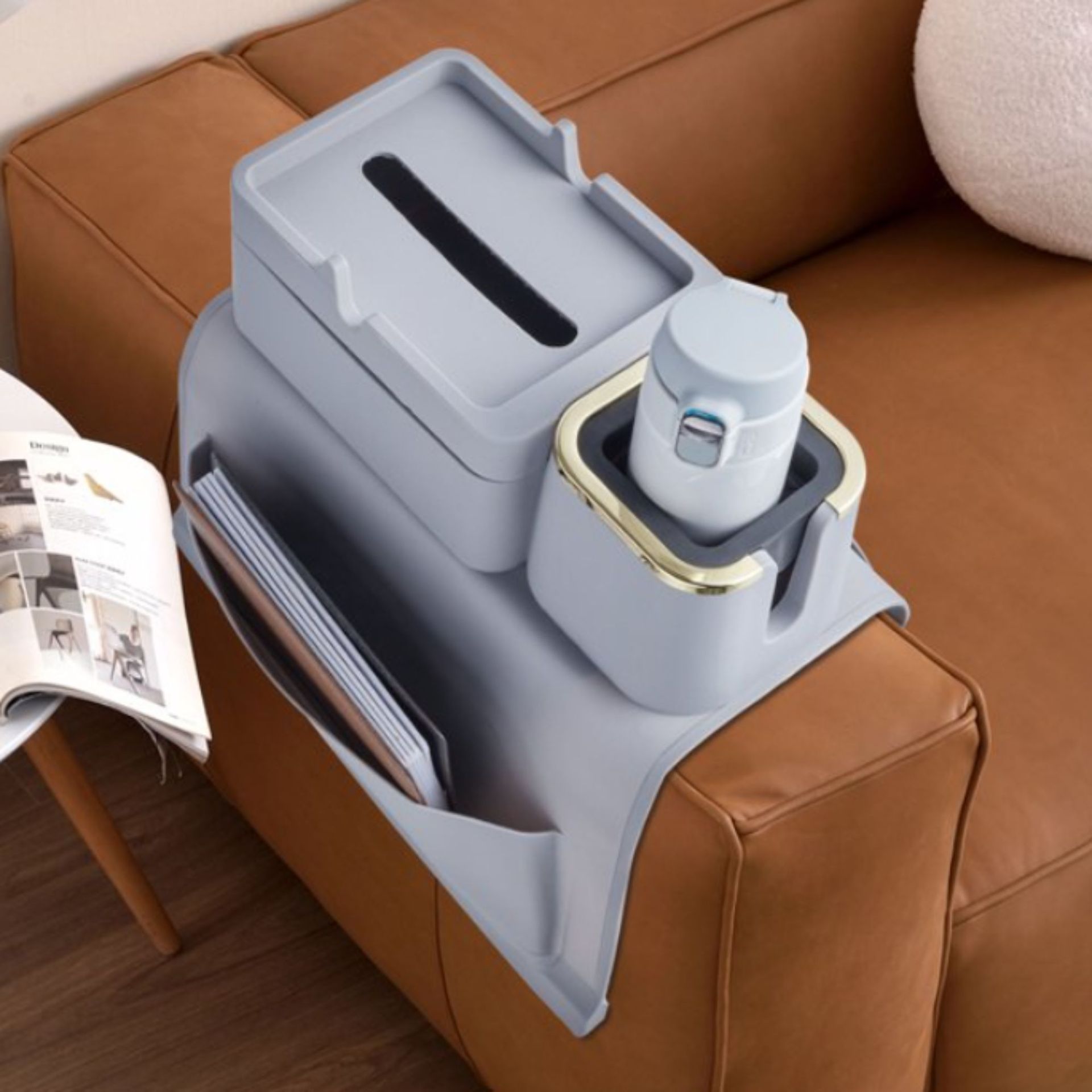 Dudukan sofa biru di sandaran tangan sofa