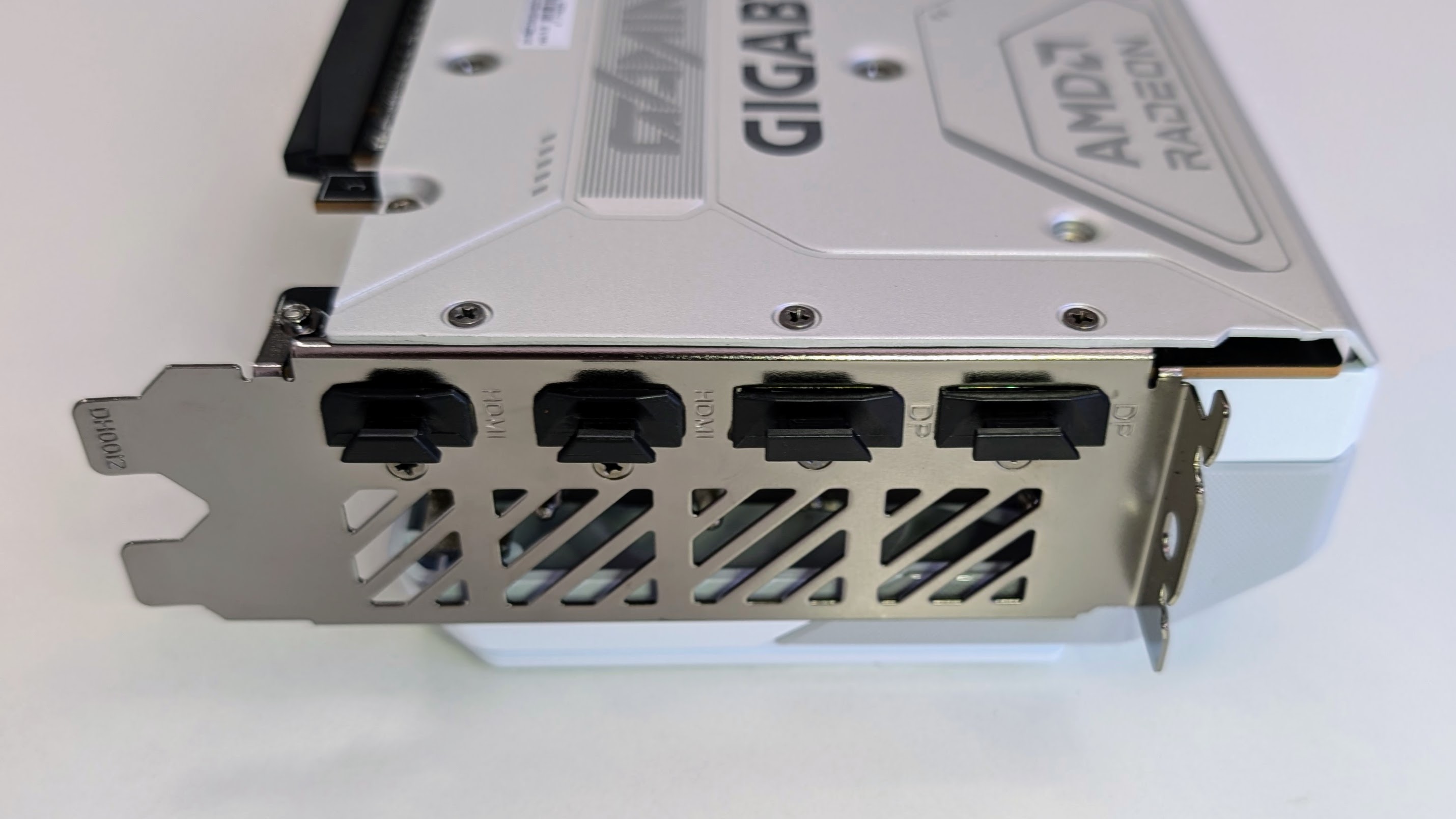 Gigabyte Radeon RX 9070 XT Gaming OC Ice 16GB video outputs