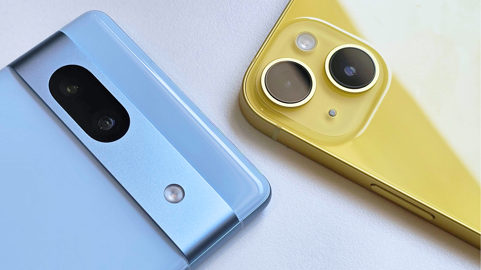 Google Pixel 7a vs iPhone 14: En Google Pixel bredvid en iPhone.
