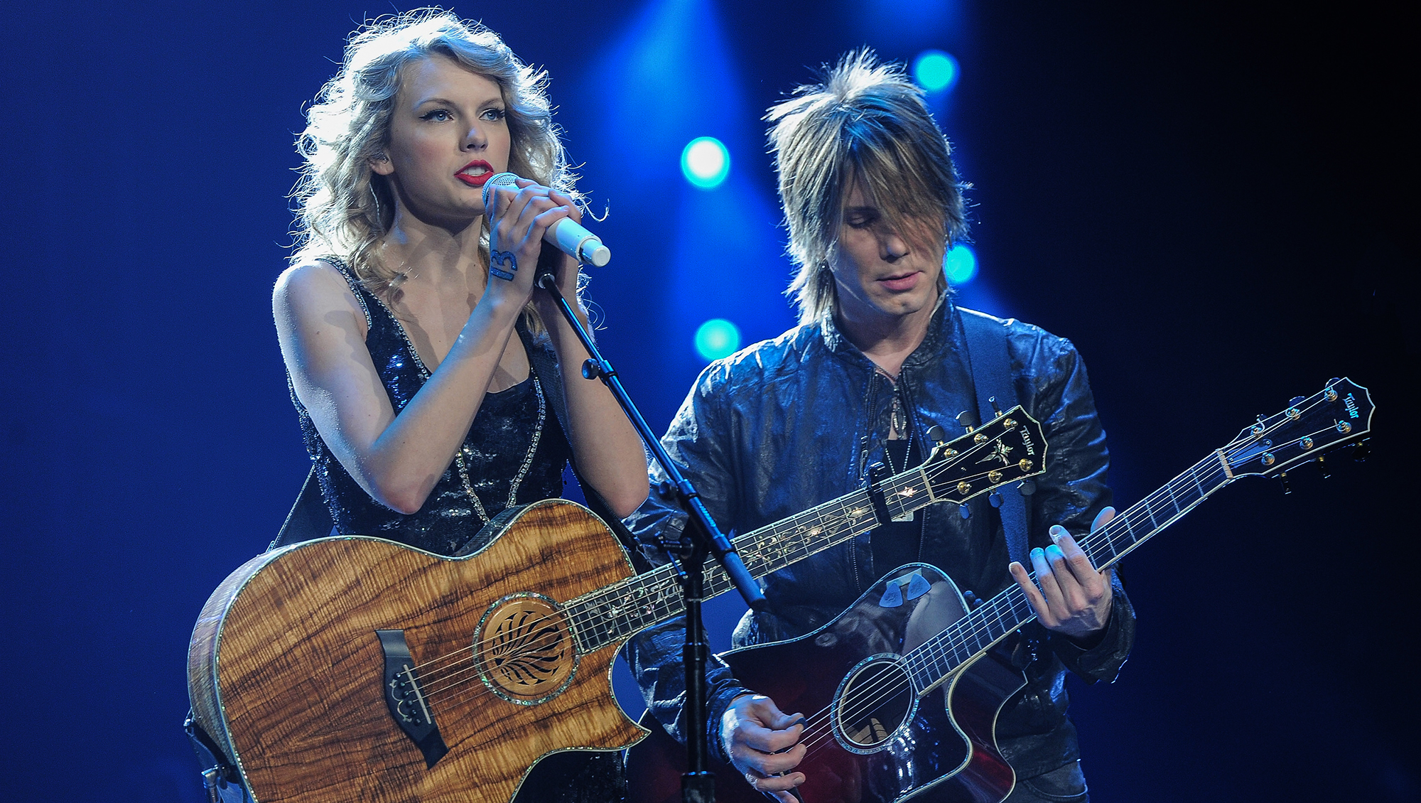 Taylor Swift and Johnny Rzeznik of the Goo Goo Dolls perform during the "Speak Now World Tour" at Madison Square Garden on November 21, 2011 in New York City.