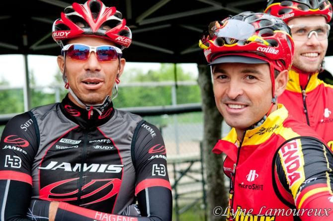 Luis Amaran (Jamis Sutter HOme) and previous winner Francisco Mancebo (5-Hr Energy) chat at the start
