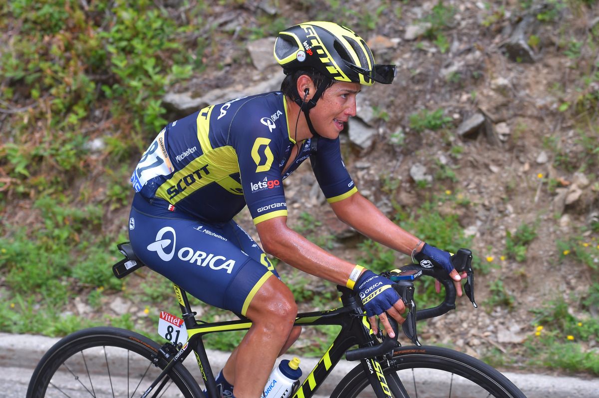 Esteban Chaves (Orica-Scott) pushes through the pain barrier