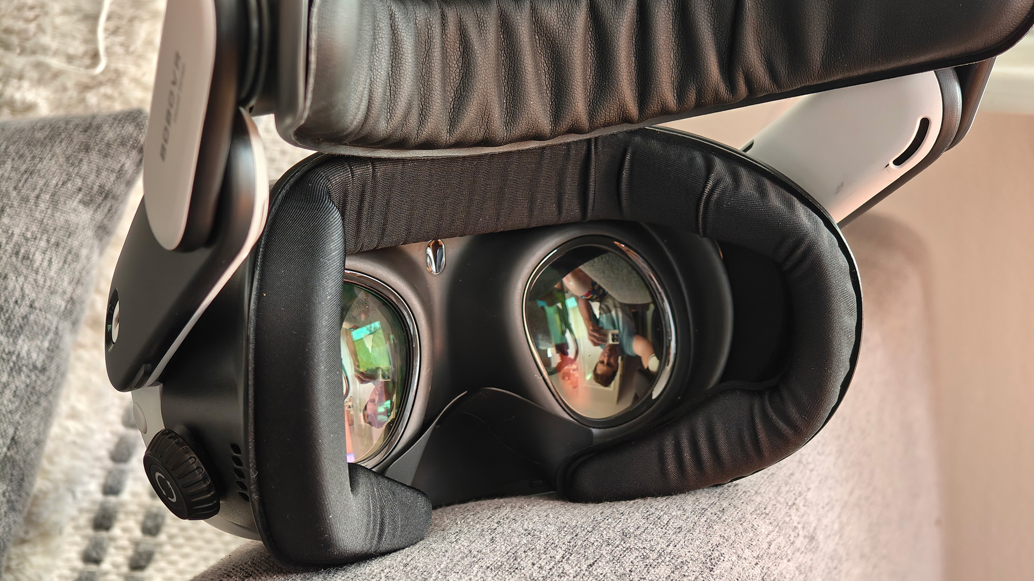 The AMVR FC4M magnetic face pad on a Meta Quest 3