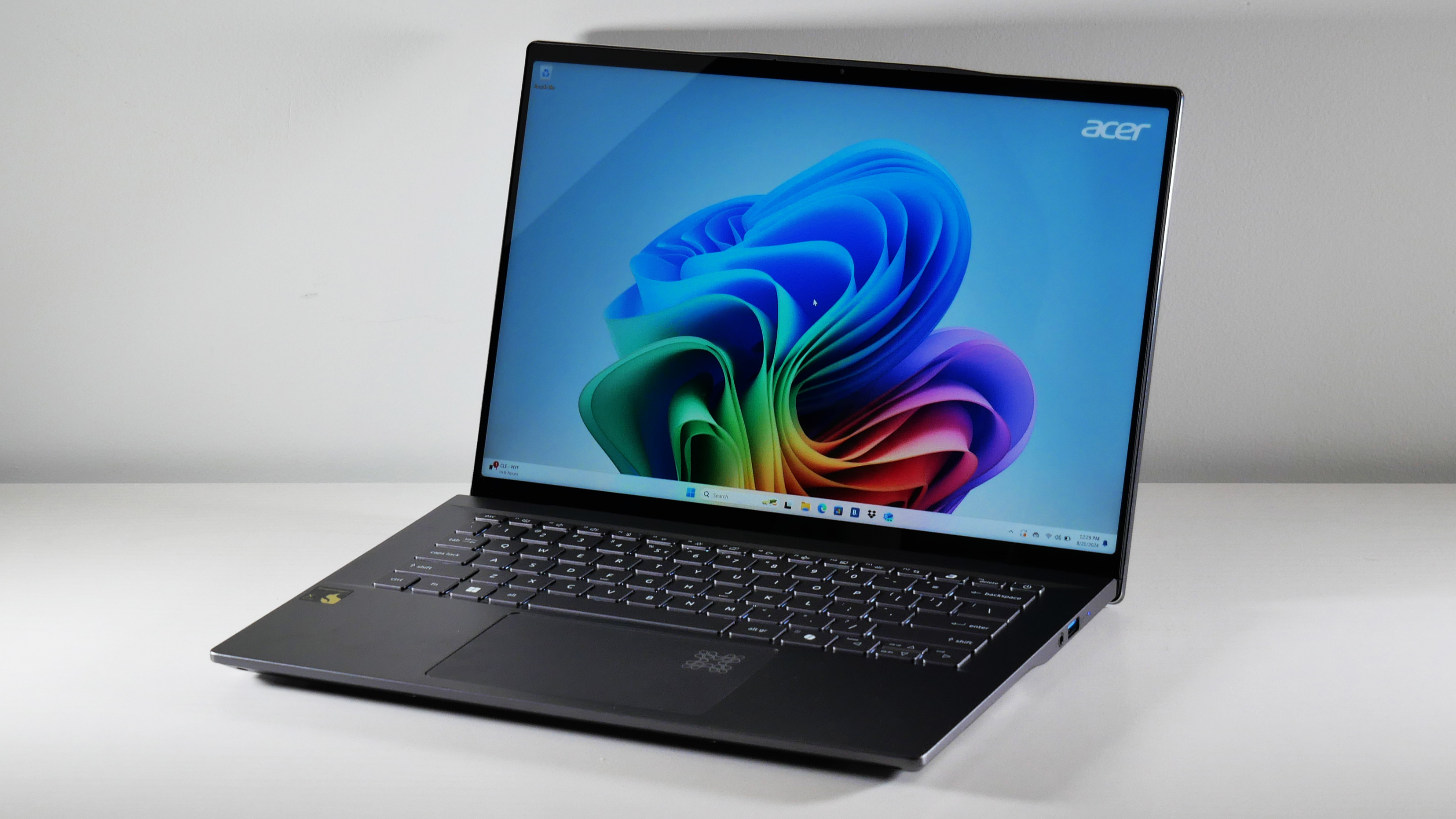 Обзор Acer Swift 14 AI: мощность и долговечность в алюминиевом корпусе