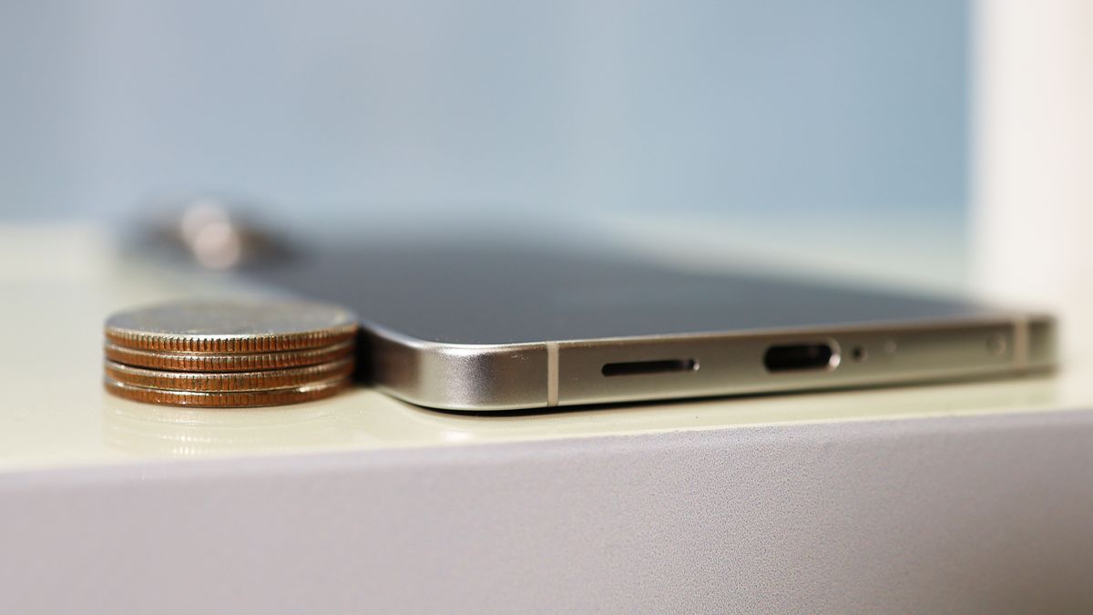 Samsung Galaxy S25 Edge quarters