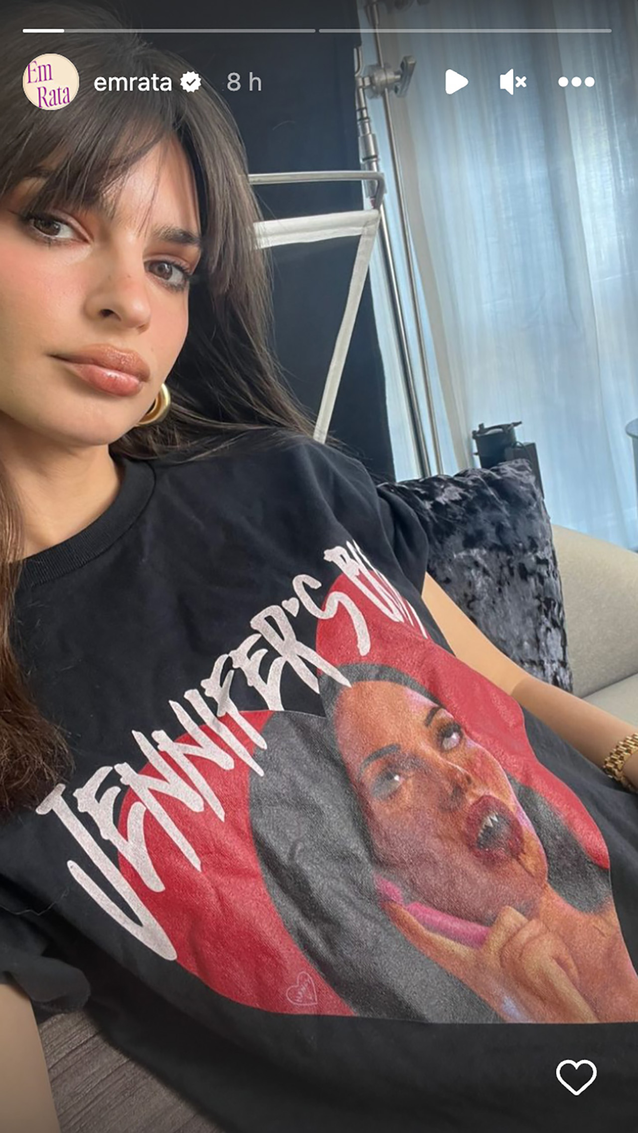 Emily Ratajkowski in einem T-Shirt von Jennifer's Body.