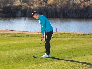 Gary Munro demonstrating chipping from a bare lie