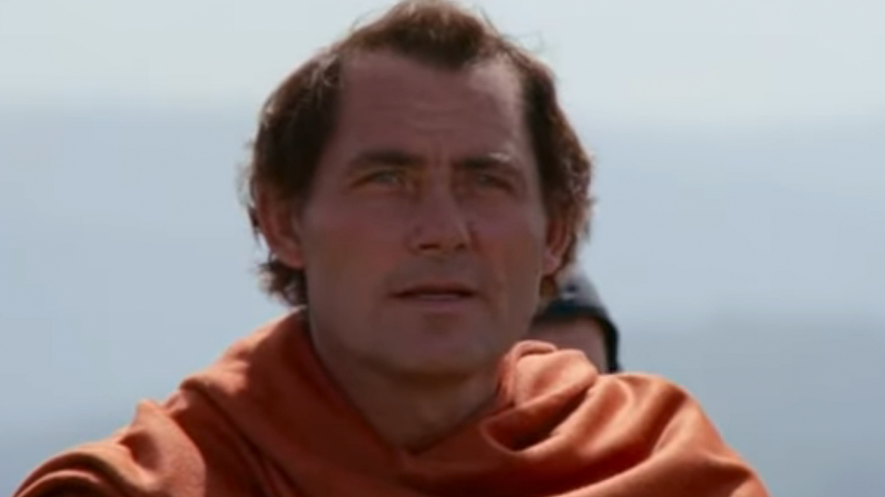 ロビンとマリアンのオレンジ色のマントを着たロバート・ショーのクローズアップ