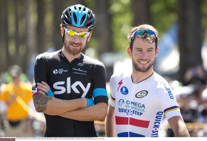 Bradley Wiggins (Sky) and Mark Cavendish catch up on the startline