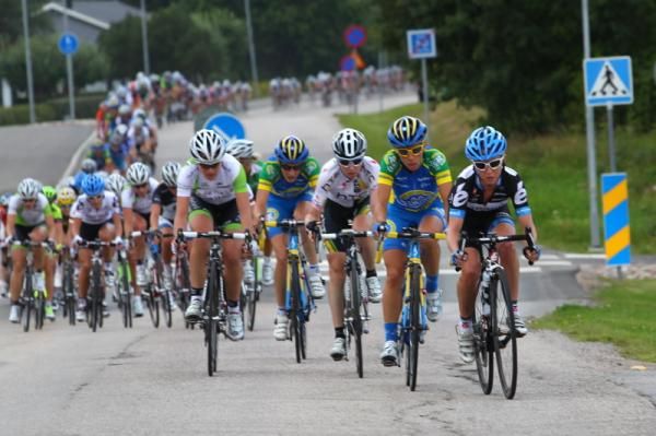 A move by Emma Pooley (Garmin-Cervelo) was quickly closed down by AA Drink and HTC-Highroad.