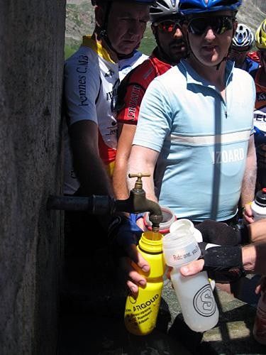 Col du Lautaret riders jostle to fill water bottles.