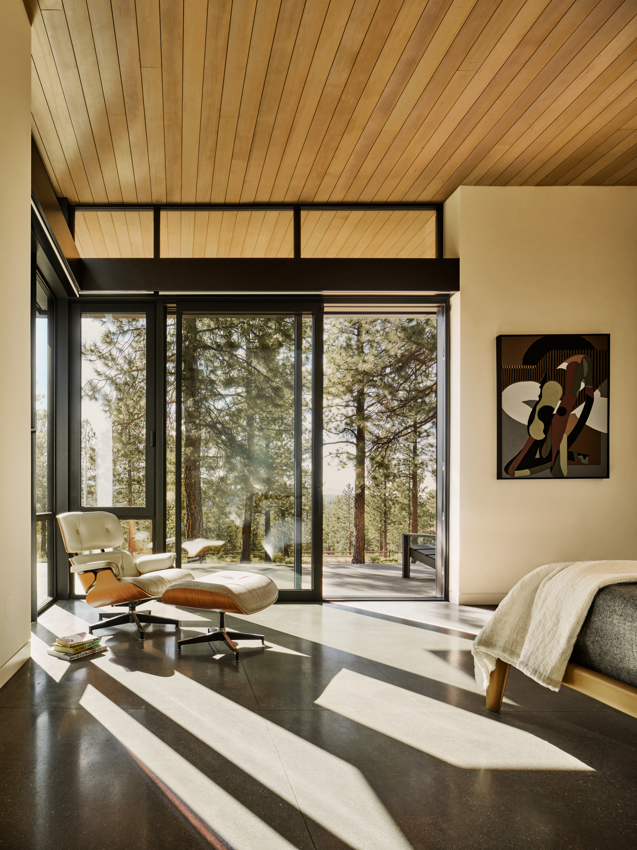 Image of an Oregon house, the Bend Hideaway, a linear modern home among trees and open to nature