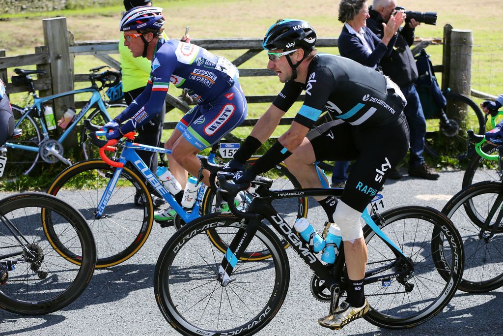 Elia Viviani (Team Sky) in his gold custom DMT shoes