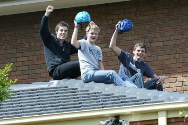 Geelong locals seek a great vantage point on last steep uphill section of the time trial course