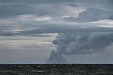  The Anak Krakatau volcano erupts in a massive cloud of hot gasses and ash on December 28, 2018 off the coast of Banten, Indonesia.