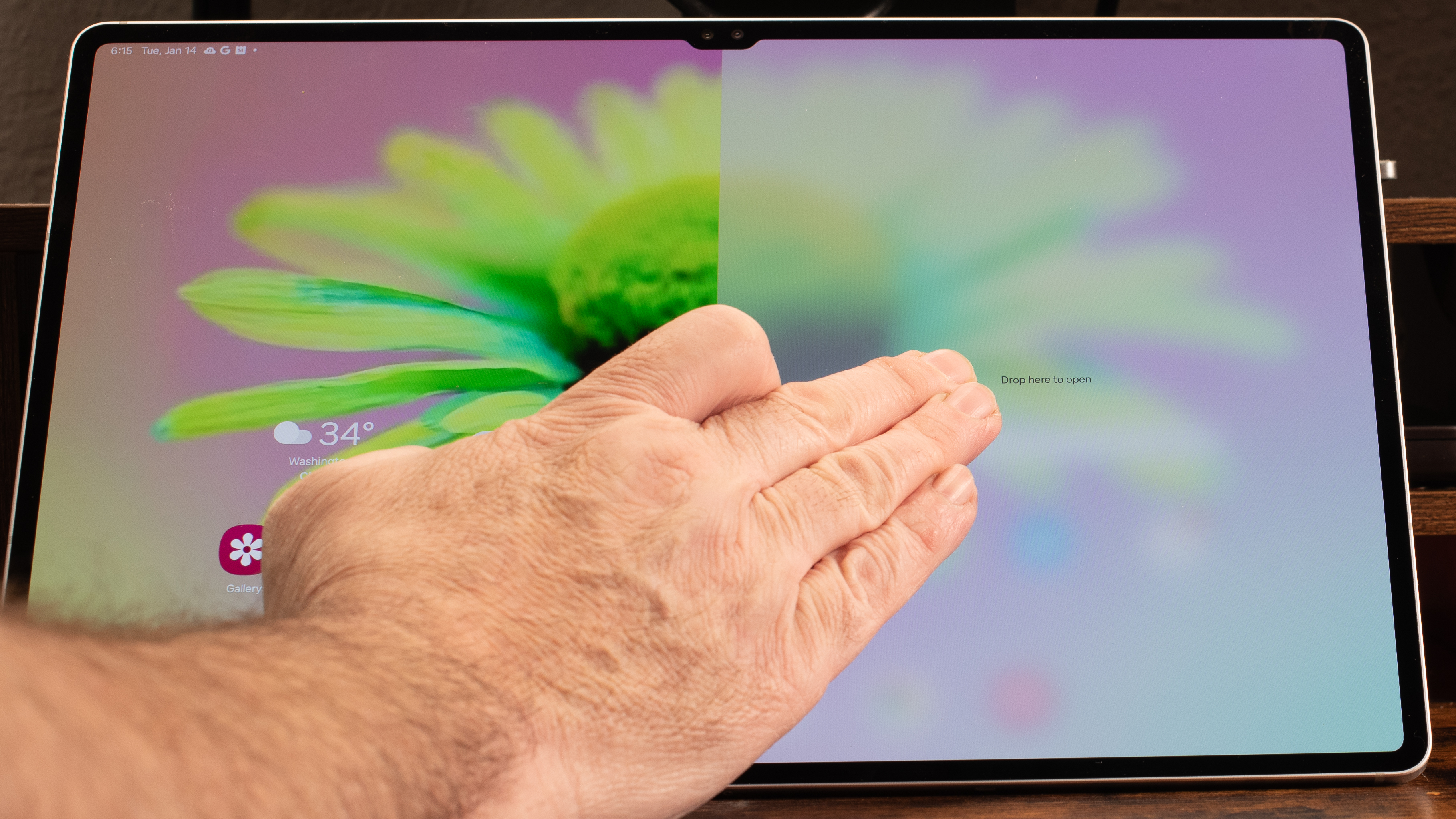 Samsung Galaxy Tab S10 Ultra multi window dragging an app to one half of the display