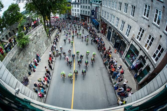 Cannondale and Movistar riders at the front of the peloton as it climbs the Cote de la Montagne