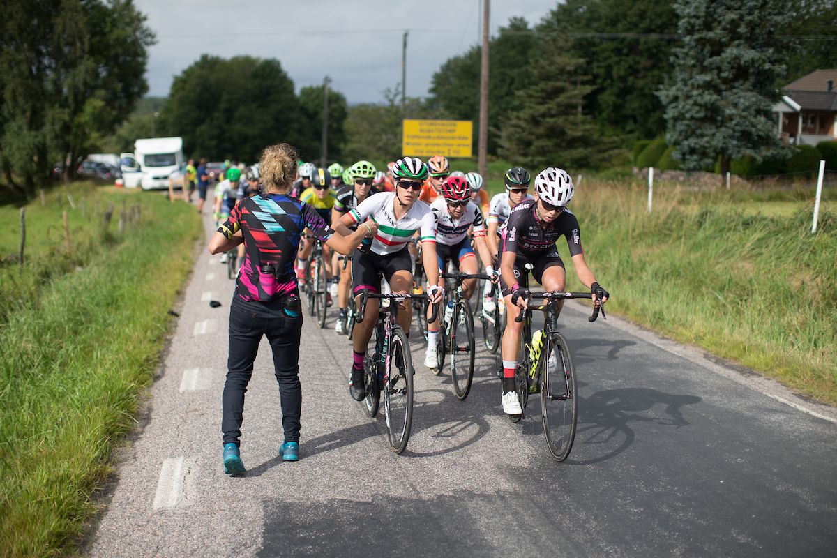 Elena Cecchini (ITA) of CANYON//SRAM Racing picks up a full bottle in the penultimate lap around V&aring;rg&aring;rda