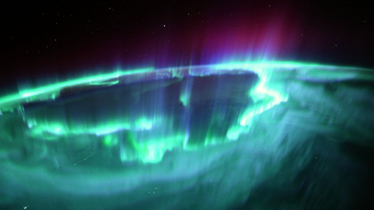 Saulės išsiveržimas suteikia „kanibalams“ išvykstantiems astronautams geriausias auroras