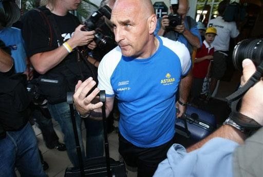 Belgian body guard Serge Borlee packs Kazakhstan's Alexandre Vinokourov's