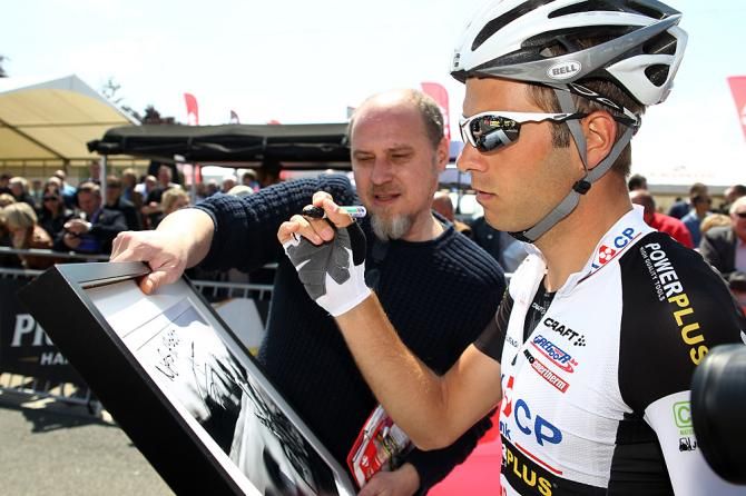Niels Albert (BKCP-Powerplus) signs an artist's print