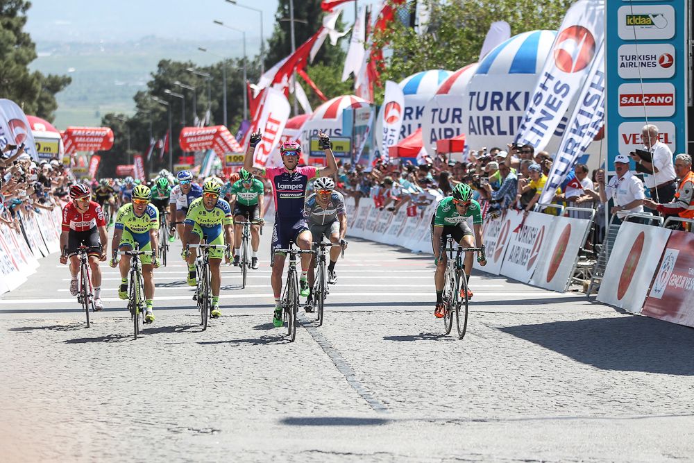 Sacha Modolo (Lampre-Merida) takes the stage 5 win.