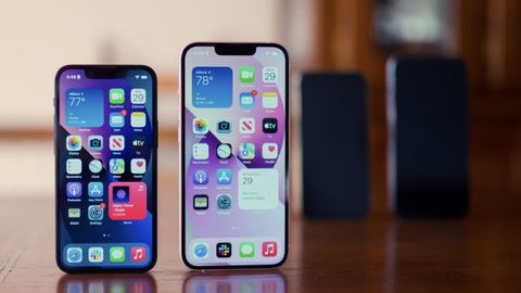 iPhone 13 and iPhone 13 mini side by side